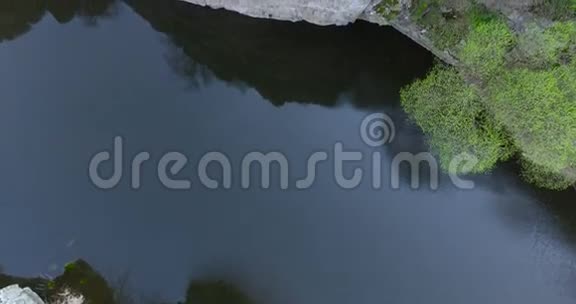 河流在岩石之间流动鸟瞰视频的预览图