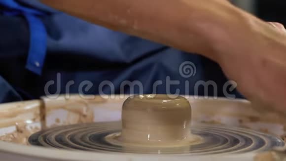 经验丰富的陶工用陶制工具塑造陶罐视频的预览图