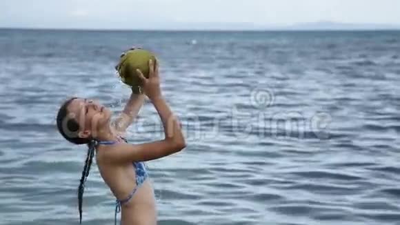 女孩倒在自己的椰子汁上视频的预览图