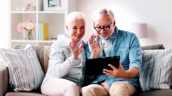 有平板电脑视频通话的老夫妇视频的预览图