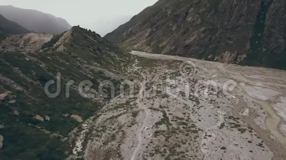无人视野徒步旅行的人走在背景山河爬山视频的预览图