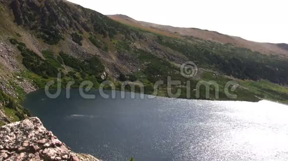 无缝环俯瞰高山湖无缝环视频的预览图
