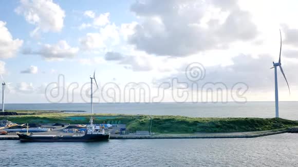 日本秋田县中岛码头风力机或涡轮机的宽镜头视频的预览图