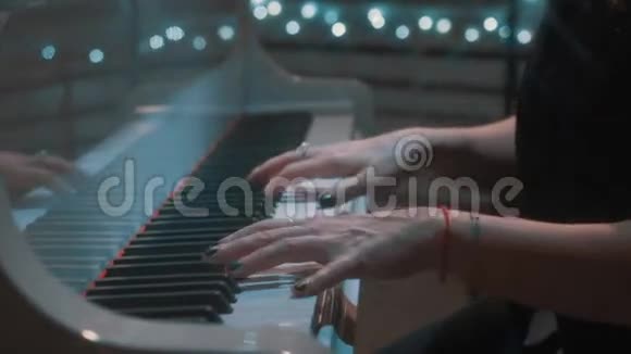带戒指的音乐家手黑色指甲油弹钢琴的链手镯视频的预览图