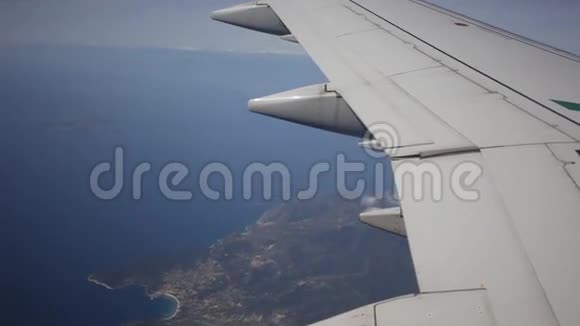 飞机飞过大海和陆地视频的预览图
