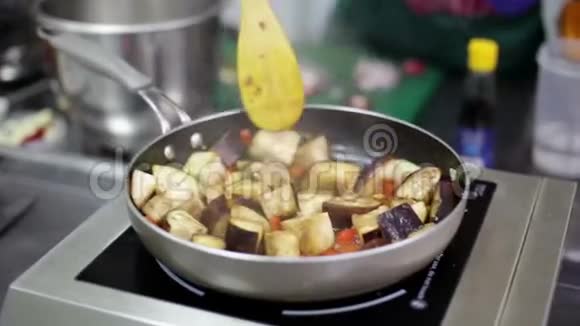 茄子抹布正在锅里炖着视频的预览图