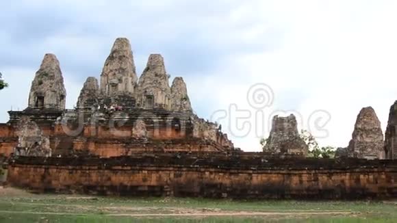 ZoomOut背景中有寺庙遗迹的石墙柬埔寨吴哥窟视频的预览图