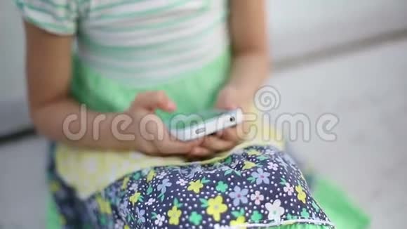 漂亮的孩子小女孩喜欢智能手机视频的预览图
