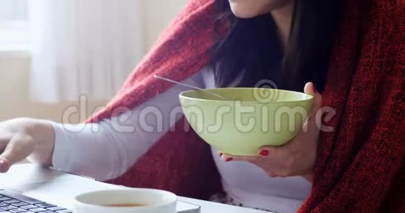 美女早餐用笔记本电脑4k视频的预览图