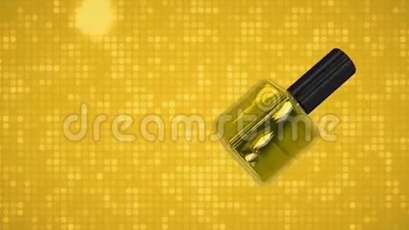 指甲油瓶在黄色迪斯科背景上旋转视频的预览图