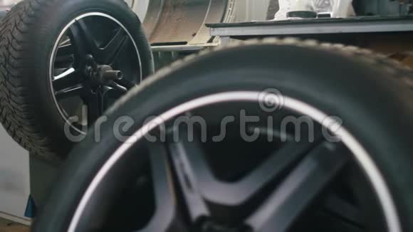 汽车维修用轮胎机械车间视频的预览图