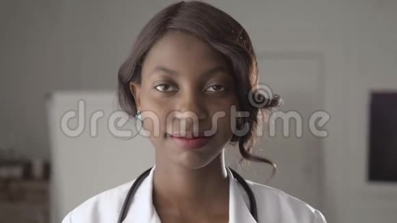 一个年轻微笑的黑人非裔美国医生女女孩的肖像视频的预览图