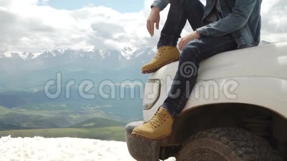 快乐旅行者坐在山顶上的车上4x4旅行徒步旅行视频的预览图
