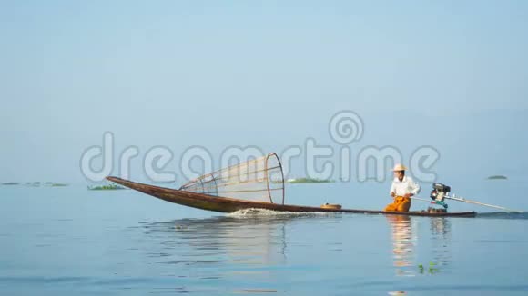当地渔民用马达漂浮在渔船上缅甸Inle湖视频的预览图