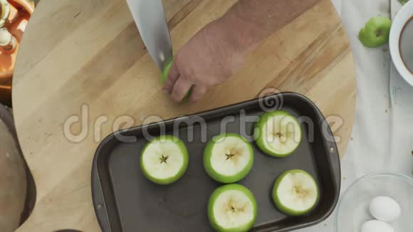 准备绿色有机苹果烘焙视频的预览图