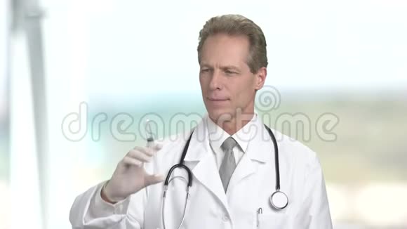 自信的男医生带注射器视频的预览图