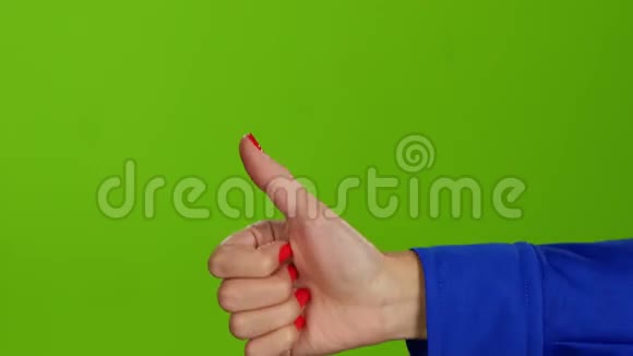 手在绿色屏幕背景上竖起大拇指手语视频的预览图