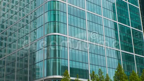 玻璃办公楼和绿树现代建筑美视频的预览图