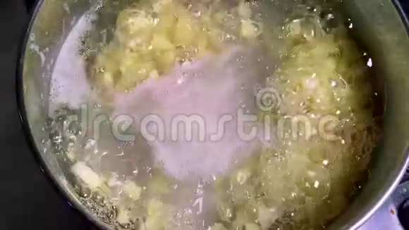 菜汤在厨房做饭视频的预览图