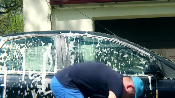 男工在洗车时用海绵洗车视频的预览图