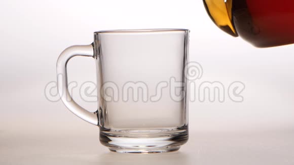 红茶从茶壶倒入玻璃杯中视频的预览图