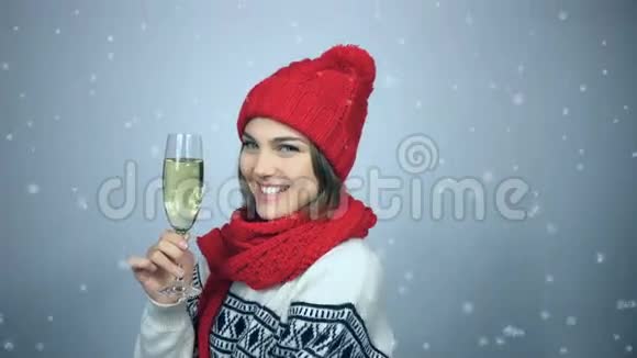 女人用香槟庆祝圣诞节或新年视频的预览图