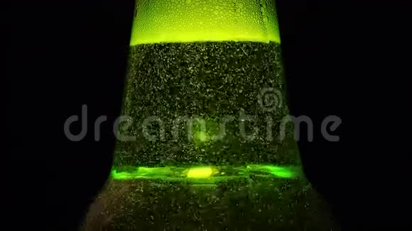 关闭绿色瓶颈有很多气泡在黑色背景上视频的预览图