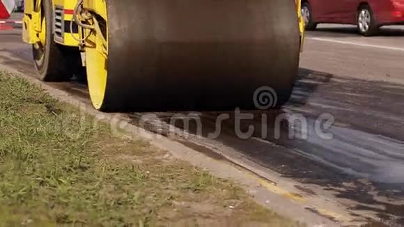 道路施工过程中的蒸汽压路机沥青路面工程视频的预览图