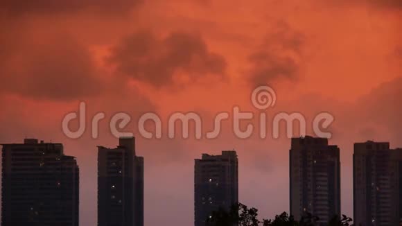 傍晚乌云遮天建筑高层房屋剪影日出日落视频的预览图