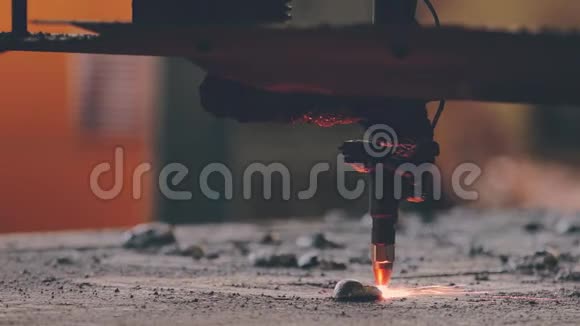 等离子切割机是在金属建筑工厂用气体或激光切割扁平的金属片视频的预览图