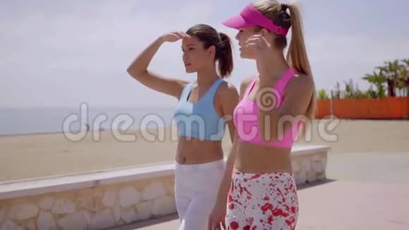 两个时髦的年轻女人在海滨长廊视频的预览图