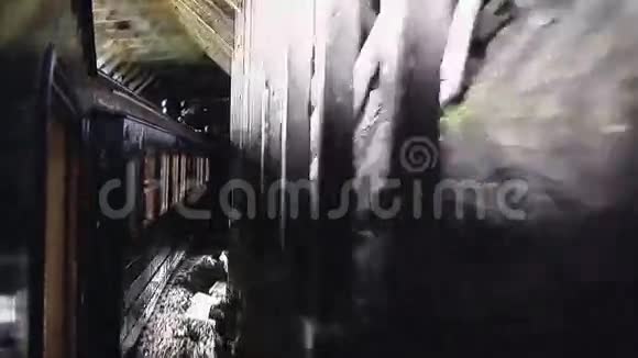 火车在山里的黑暗隧道里行驶旅行旅游业旅途铁路阳光视频的预览图