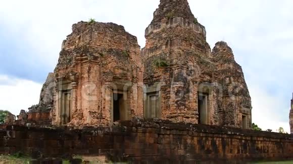 ZoomOut背景中有寺庙遗迹的石墙柬埔寨吴哥窟视频的预览图