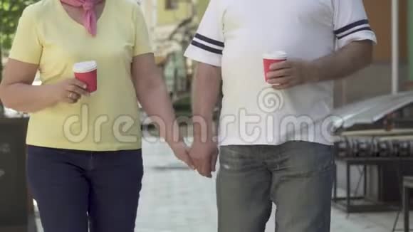 恋爱中的老夫妇在城里散步视频的预览图
