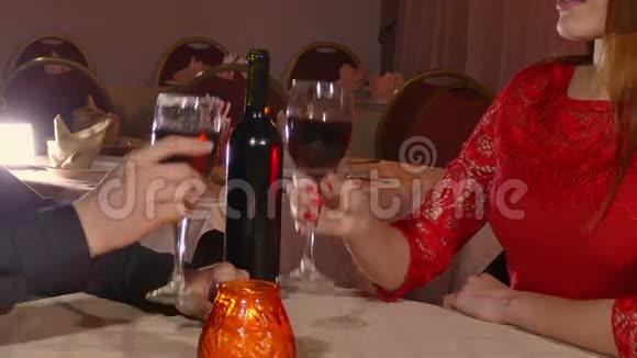 男人和女孩浪漫的晚吻在餐厅喝情女酒情人节视频4K视频的预览图