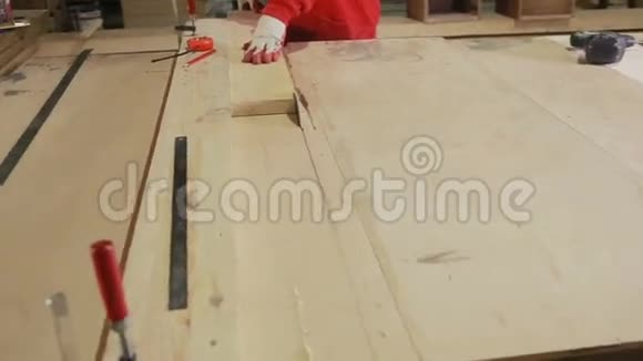 木工车间切割木材环形锯视频的预览图