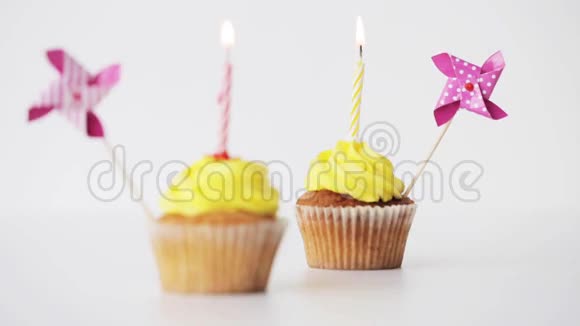 带有蜡烛和风车的生日蛋糕视频的预览图
