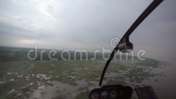 坐直升机飞行视频的预览图