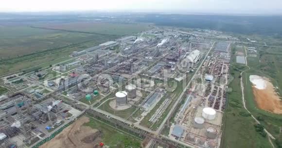工业炼油厂厂站鸟瞰图天然气工业背景视频的预览图