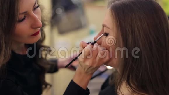 化妆师为女性制作专业化妆视频的预览图