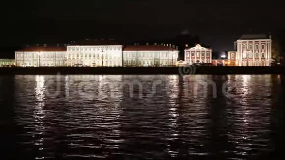 通过涅瓦河的圣彼得堡大学堤的夜景彼得和保罗要塞宫殿桥视频的预览图