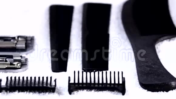 理发店理发师的工具躺在白色的床上视频的预览图