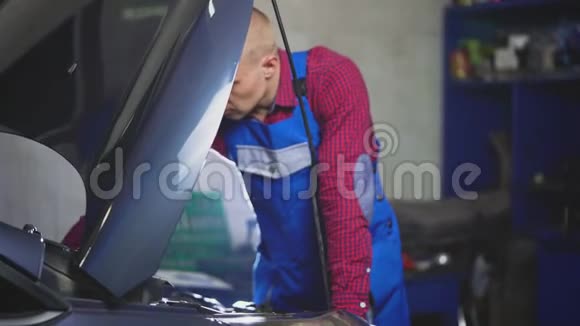 汽车服务维修保养和人员概念在车间工作的汽车技工视频的预览图