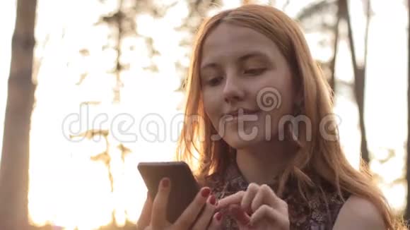 女孩在农村用手机笑视频的预览图