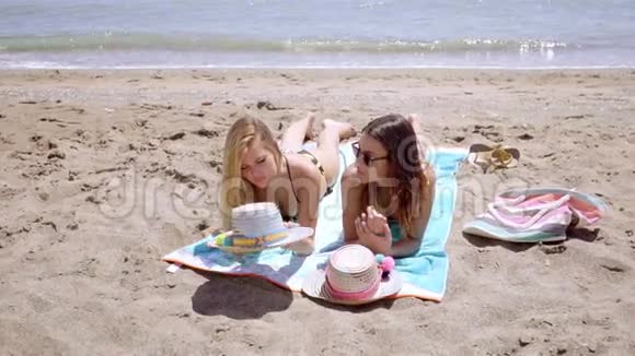 两个在海边海滩晒日光浴的朋友视频的预览图