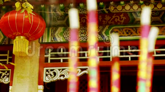 中国花园庭院红灯笼烧香燃烧器烟风婚礼婚姻视频的预览图