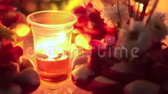 洛伊克拉通节在夜晚用蜡烛装饰鲜花的克拉通视频的预览图
