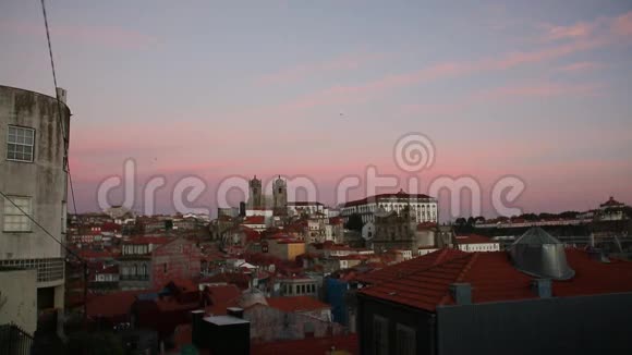 葡萄牙黄昏时波尔图历史中心的俯视图旅行视频的预览图