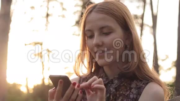 女孩在农村用手机笑视频的预览图