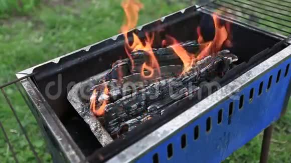 在芒盖里烧柴火视频的预览图